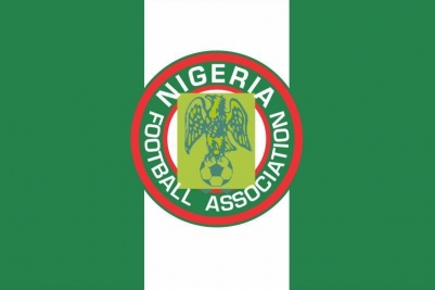 Флаг Нигерии с эмблемой "Ассоциации футбола Нигерии"