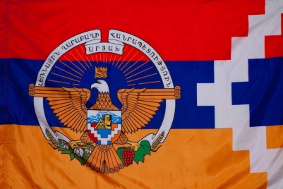 Флаг Нагорно – Карабахской республики с гербом