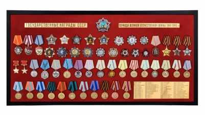 Планшет "Награды СССР" (92,0x46,0 см) со стеклянной крышкой. В комплекте - 53 муляжа орденов и медалей, вручавшихся в период ВОВ
