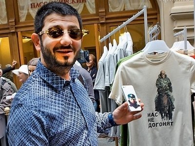 Галустян покупает футболку с Путиным